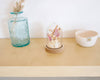 Cloche fleurs séchées décorative artisanale sur étagère pour déco de salon