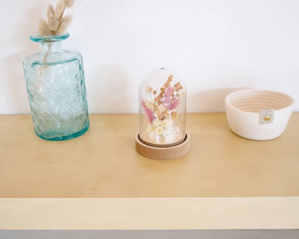 Cloche fleurs séchées décorative artisanale sur étagère pour déco de salon