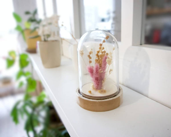 Cloche décorative fleurs séchées tendance décoration sur étagère faite à la main