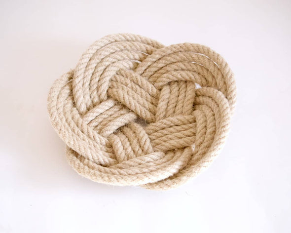 Dessous de plat artisanal original en cordes naturelles utilisé en petite coupelle