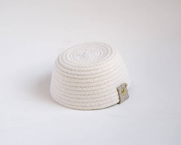 Dessous du petit panier en cordes de coton blanc et fait-main déco