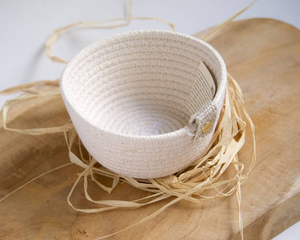 Panier rond blanc en cordes de coton fabriqué à la main sur planche bois et raphia