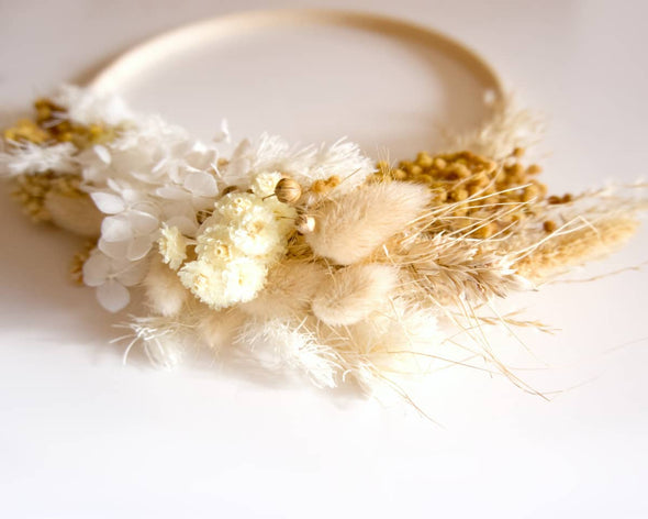 Couronne de fleurs décoration murale zoom fleurs séchées jaunes et beiges fait-main
