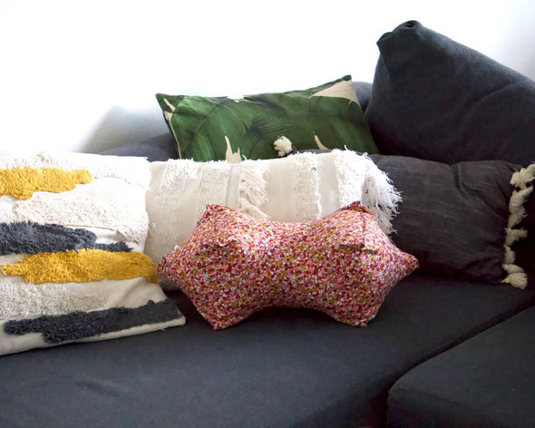 Coussin de canapé original tendance repose-tête imprimé petites fleurs colorées roses rouges