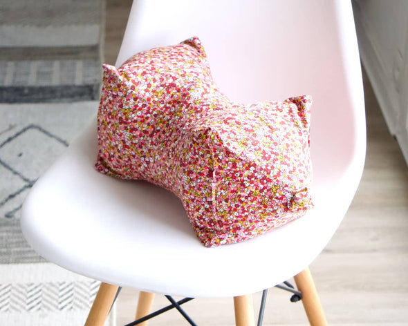 Coussin unique de créatrice fait-main tendance sur chaise décoration de salon