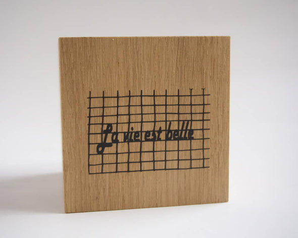 Zoom inscription déco La vie est belle sur cache-pot moderne en bois
