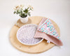 Créations artisanales décoration de table assiette en porcelaine serviette tissu réutilisable motifs fleurs