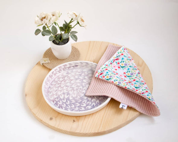 Créations artisanales décoration de table assiette en porcelaine serviette tissu réutilisable motifs fleurs