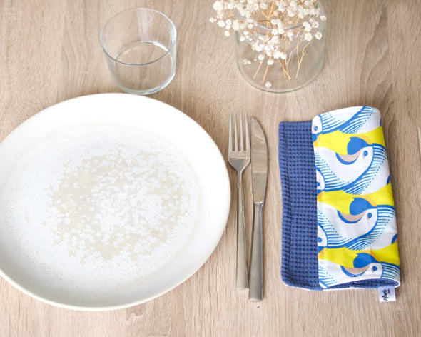 Décoration de table avec serviette de table carrée jaune et bleue imprimé perroquets faite à la main fabrication française