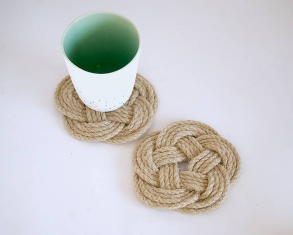Dessous de verre en cordes de chanvre fait-main rond, en noeuds marins avec mug