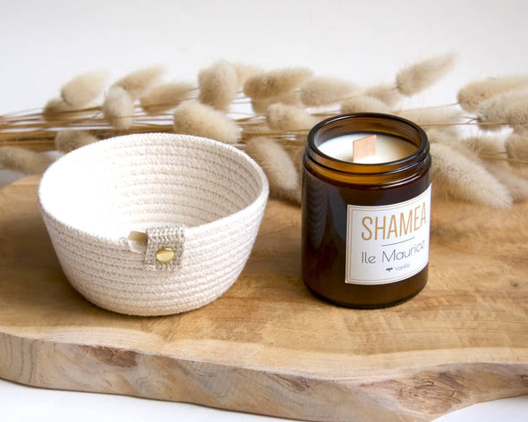 Petit panier de rangement blanc décoration en cordes de coton et bougie naturelle déco vanille
