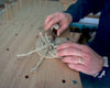 Créatrice La Vie en Noeud fabriquant un dessous de verre artisanal en cordes de chanvre