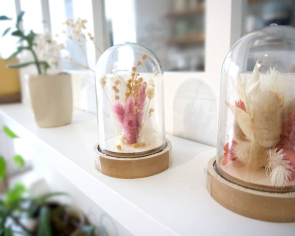 Cloche de fleurs séchées colorées pour déco d'intérieur artisanale