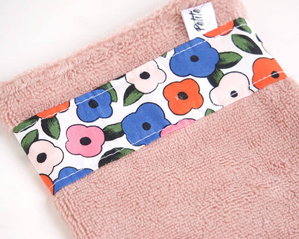 Zoom bande de tissu à motifs petites fleurs bleues rouges roses tendance et originales et tissu en éponge de bambou ultra doux