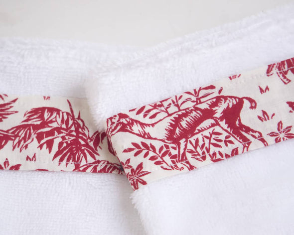 Zoom motifs gants de toilette thème savane couleur rouge original