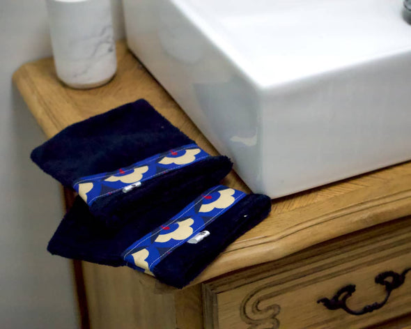 Gants de toilette fait-main bleu foncé liseré motifs fleurs pour décoration salle de bain