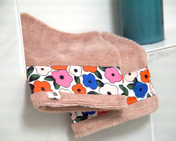 Zoom motifs fleurs multicolores gants de toilette rose éponge douceur fabrication artisanale française