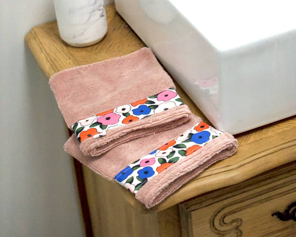 2 gants de toilette rose artisanaux made in France et liseré à fleurs décoration salle de bain