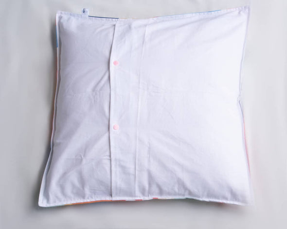 Verso blanc en coton de la housse de coussin à fleurs avec boutons à poussoir rose ouverture type oreiller