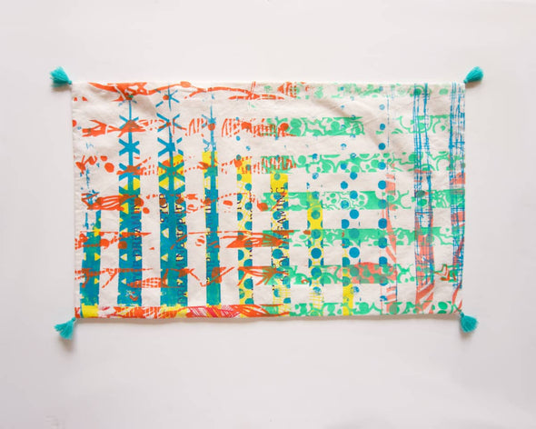Housse de coussin canapé colorée verte quadrillage avec pompons verts à plat
