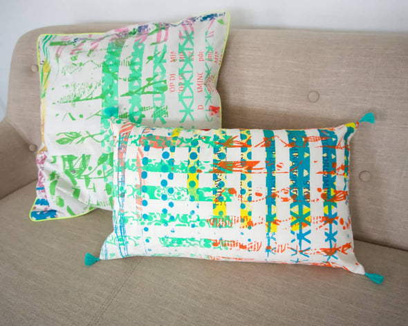 Housse de coussin rectangulaire 30x50 cm pour canapé design rayures vertes uniques et pompons