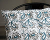 Housse de coussin artisanale zoom motifs fleurs vertes marrons sur fond blanc