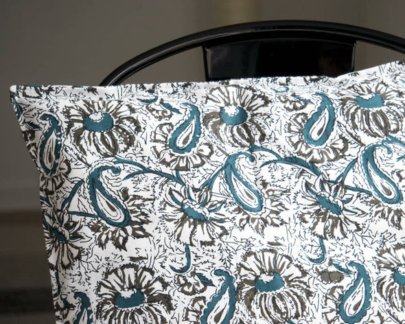Housse de coussin artisanale zoom motifs fleurs vertes marrons sur fond blanc