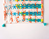 Zoom motifs imprimés serigraphie housse de coussin déco à pompons happé