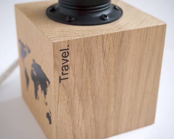 Zoom inscription "travel" noire sur cube en bois de la lampe à poser originale artisanale Monde création My Cosy Home