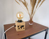 Lampe originale à poser tendance cube en bois et grande ampoule pour décoration de salon