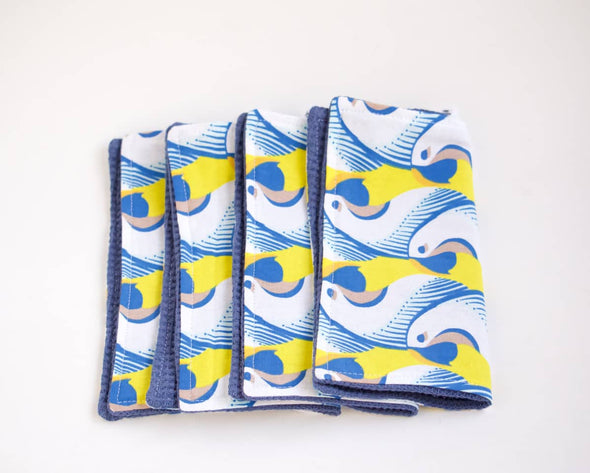 4 serviettes de table artisanales décoration, motifs perroquets bleus et jaunes