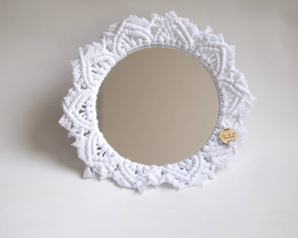 Petit miroir fait-main fabriqué en France par une créatrice en macramé coton blanc décoration murale