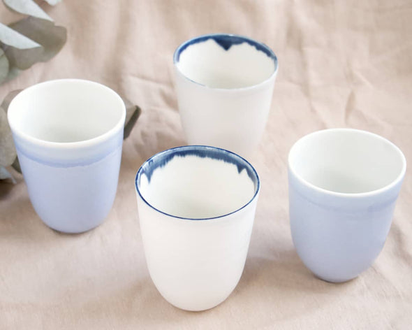 Mug original blanc bleu fait-main en porcelaine pièces uniques francaises