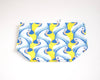 Panière de rangement déco originale colorée bleue et jaune imprimé perroquets à plat