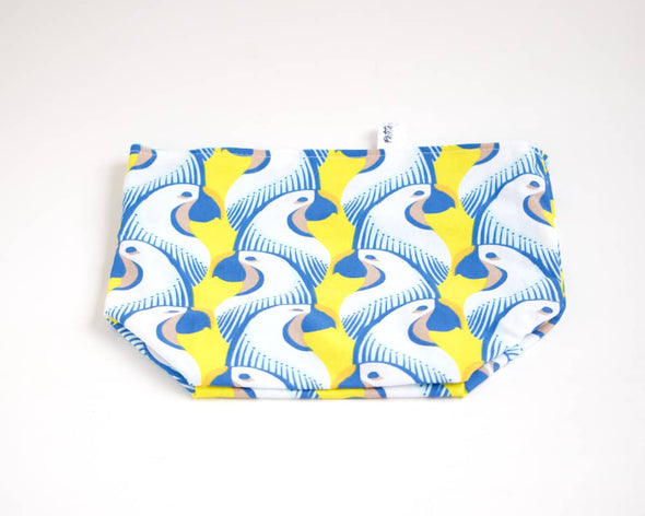 Panière de rangement déco originale colorée bleue et jaune imprimé perroquets à plat