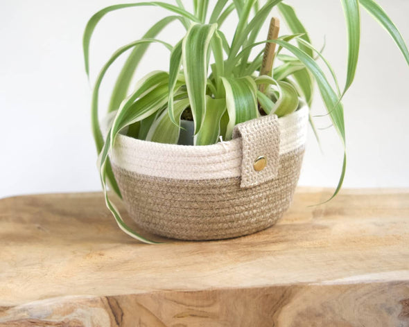 Panier 100% naturel en cordes fabriqué à la main, utilisé en cache-pot avec plante