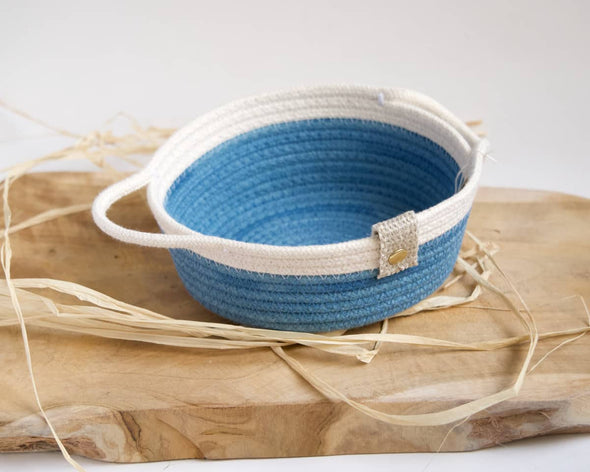 Corbeille de rangement en cordes de coton et teinture végétale bleu indigo faite à la main par Mon Panier en cordes