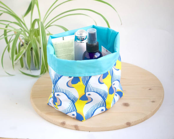 Corbeille de rangement déco pour salle de bain organisation maison produits de beauté, imprimé perroquets bleus et jaunes