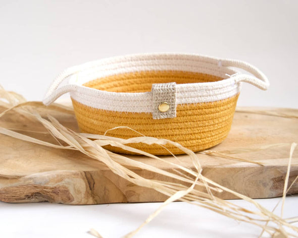 Panier déco original jaune et blanc matières naturelles cordes de coton avec déco raphia