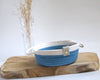 Décoration panier de rangement bleu et blanc avec planche en bois et plantes séchées