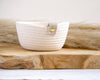 Panier mini rond blanc en cordes de coton, fabriqué artisanalement, avec déco pampa et planche en bois