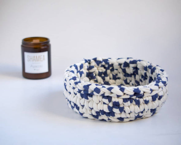 Box cadeau idée pour Noël fabrication artisanale et française panier en crochet unique bleu blanc et bougie en arrière plan