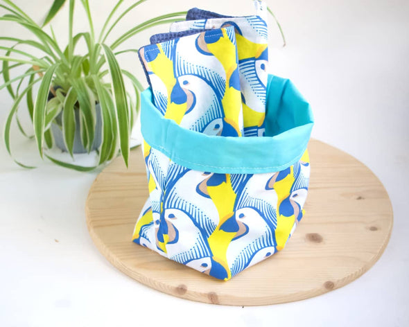 Panier tissu artisanal pour décoration rangement serviette de table, imprimé tropical perroquets bleu et jaune