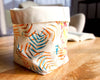 Zoom sur panier en tissu coton imprimé tropical coloré unique et fait-main pour décoration maison