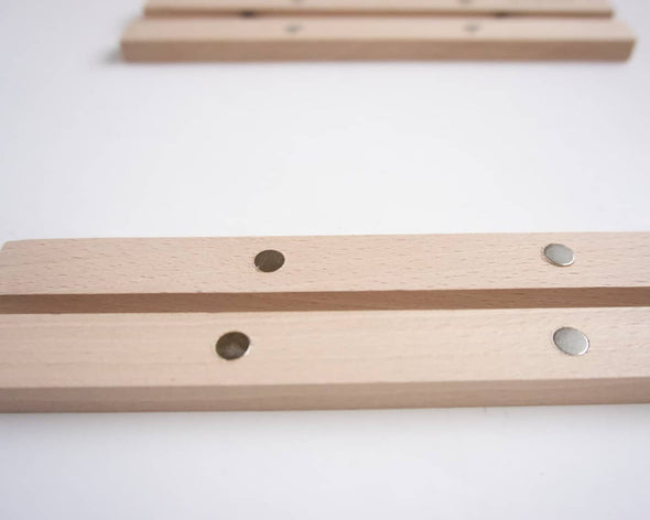 Zoom aimants sur les baguettes en bois du porte affiche suspendu artisanal My Cosy Home