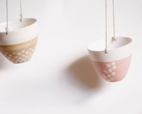 Pot suspendu unique en porcelaine rose motifs floraux blancs verticaux