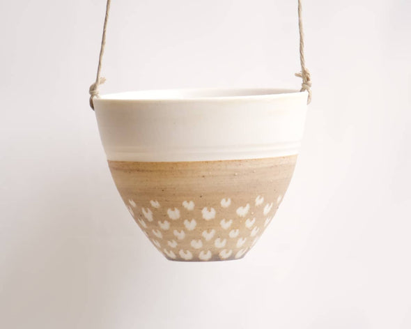 Pot suspendu unique en porcelaine beige sable motifs floraux blancs