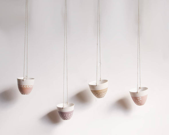 Pot suspendu unique en porcelaine rose motifs floraux blancs verticaux