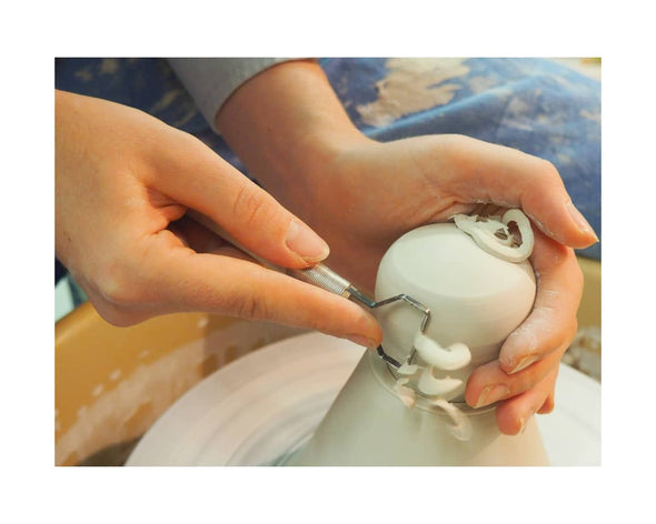 Tournassage réalisation à la main de pièces déco en porcelaine par la céramiste Marie Laurent