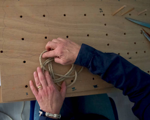 Créatrice artisane La Vie en Noeud qui fabrique un dessous de plat en cordes de chanvre par nouages traditionnels marins